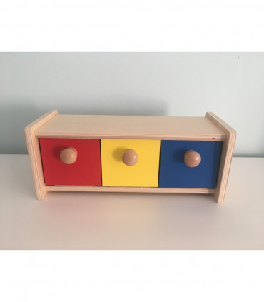 Krabička s farebnými zásuvkami